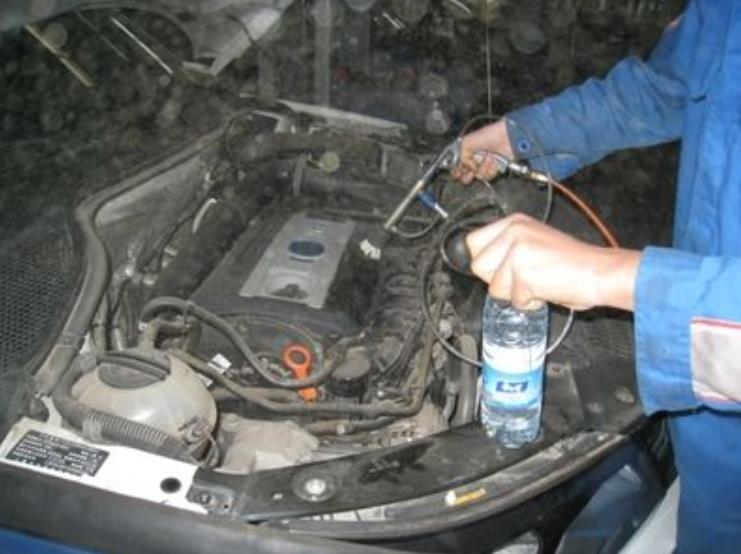 發(fā)動機上灰滿滿,千萬別用水沖!只需一招解決,每天都開新汽車